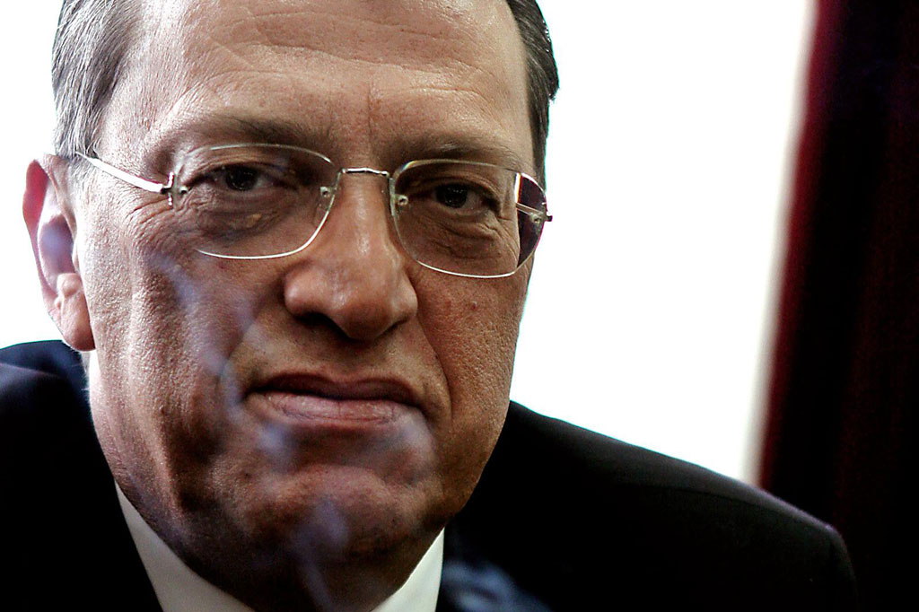 Seorang konservatif dengan gaya garang dan ciri khas kacamata persegi, Yilmaz juga menjabat sebagai menteri luar negeri pada 1980-an.