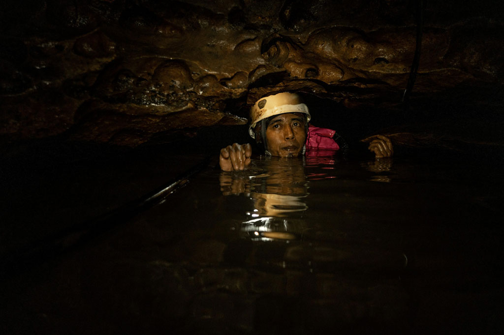 Sementara di Gua Cikal relawan Save Rescue tengah melakukan percobaan pemompaan air sumber mata air sungai bawah tanah dengan jarak 200 meter dari mulut gua.