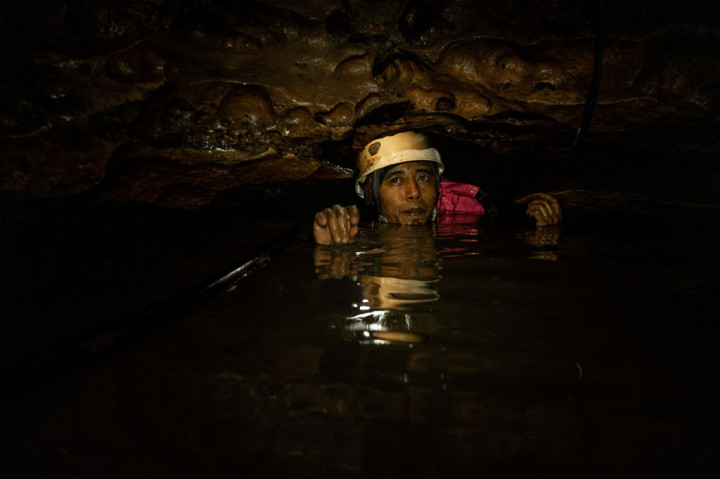 Sementara di Gua Cikal relawan Save Rescue tengah melakukan percobaan pemompaan air sumber mata air sungai bawah tanah dengan jarak 200 meter dari mulut gua.