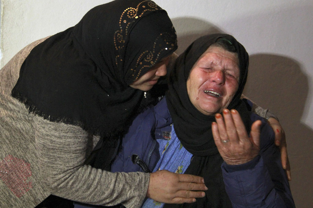 Pria berusia 21 tahun itu merupakan warga Desa Sidi Omar Bouhajla dekat Kairouan, namun akhir-akhir ini tinggal di Sfax. Polisi kini sedang menginterogasi keluarganya di sana, menurut sumber keamanan Tunisia.