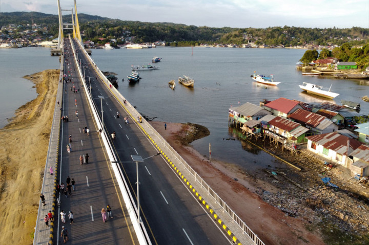 Foto areal Jembatan Teluk Kendari yang ramai dikunjungi warga di Kendari, Sulawesi Tenggara, Jumat, 30 Oktober 2020. 