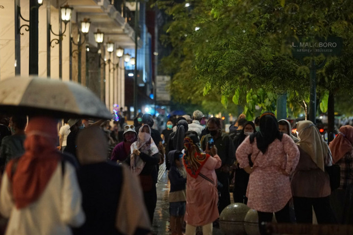 Ratusan wisatawan dari berbagai daerah menikmati keindahan kawasan Malioboro di Yogyakarta, Jumat, 30 Oktober 2020. 