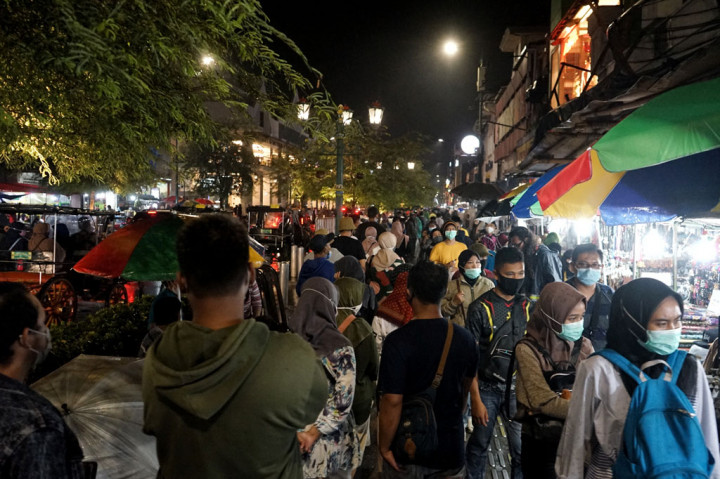Pada libur nasional dan cuti bersama pekan ini, wisatawan dari berbagai daerah mulai memadati kawasan Malioboro sejak Kamis, 29 Oktober 2020.