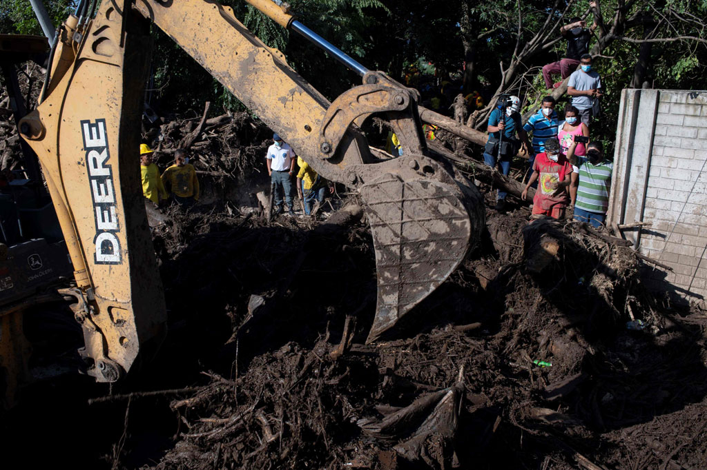 Tim penyelamat mengerahkan alat berat untuk mencari korban yang belum ditemukan setelah tanah longsor melanda wilayah Nejapa, El Salvador, Jumat, 30 Oktober 2020 waktu setempat.