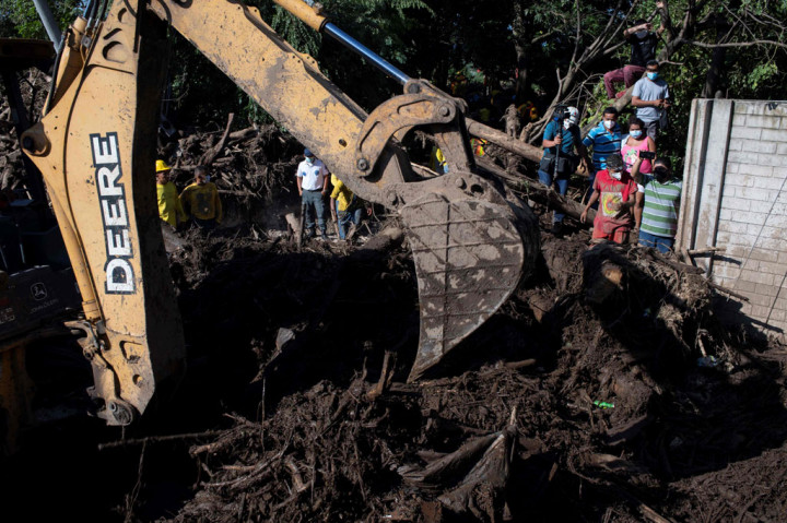 Tim penyelamat mengerahkan alat berat untuk mencari korban yang belum ditemukan setelah tanah longsor melanda wilayah Nejapa, El Salvador, Jumat, 30 Oktober 2020 waktu setempat.