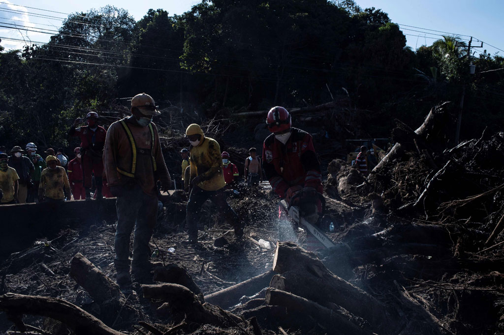 Sedikitnya sembilan orang meninggal dan 35 lainnya hilang setelah hujan deras memicu tanah longsor di dekat Ibu Kota El Salvador, San Salvador, Jumat, 30 Oktober 2020 waktu setempat.