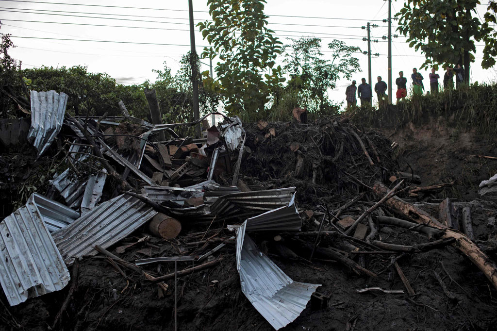 Kementerian Dalam Negeri menyatakan bahwa sekitar 300 petugas pemadam kebakaran, polisi, dan personel militer terlibat dalam pencarian orang yang hilang.