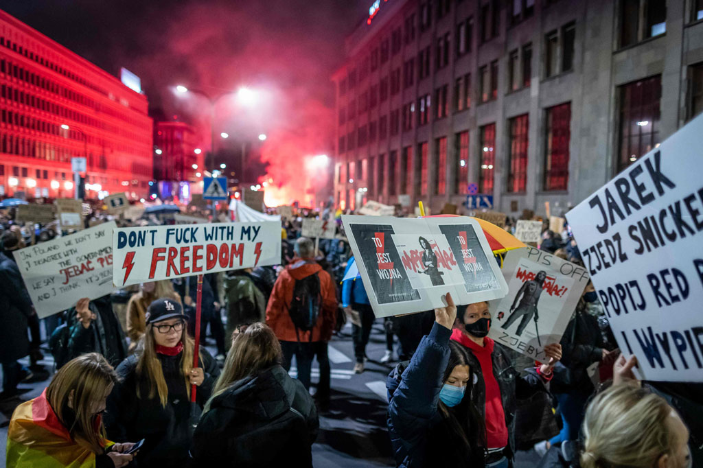 Puluhan ribu warga turun ke jalan dalam aksi protes di Warsawa, Polandia, pada Jumat, 30 Oktober 2020. Aksi terbesar dalam sembilan hari terakhir tersebut menentang aturan tentang pelarangan aborsi yang diputuskan pengadilan pekan lalu.