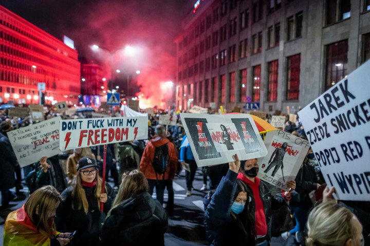 Puluhan ribu warga turun ke jalan dalam aksi protes di Warsawa, Polandia, pada Jumat, 30 Oktober 2020. Aksi terbesar dalam sembilan hari terakhir tersebut menentang aturan tentang pelarangan aborsi yang diputuskan pengadilan pekan lalu.