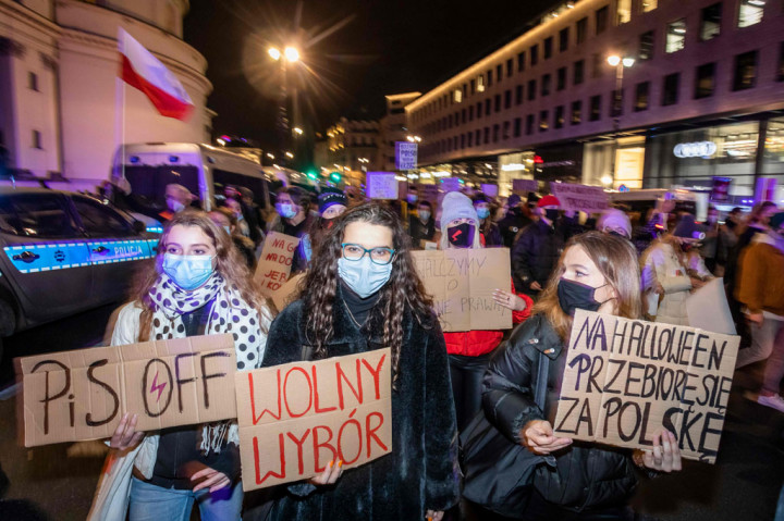 Massa melakukan aksi pawai melewati jalanan pusat kota dengan membawa payung hitam sebagai simbol protes atas hak aborsi di negara itu, serta membawa poster bertuliskan 'Saya yang berpikir, saya yang merasa, saya yang memutuskan' dan 'Tuhan adalah perempuan'.