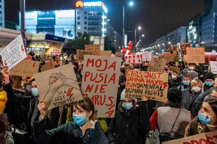 Di bawah peraturan tersebut, para perempuan hanya dapat menggugurkan kandungan secara legal jika kehamilan mereka akibat kasus pemerkosaan atau hubungan seksual sedarah, atau menjadi ancaman bagi kesehatan.