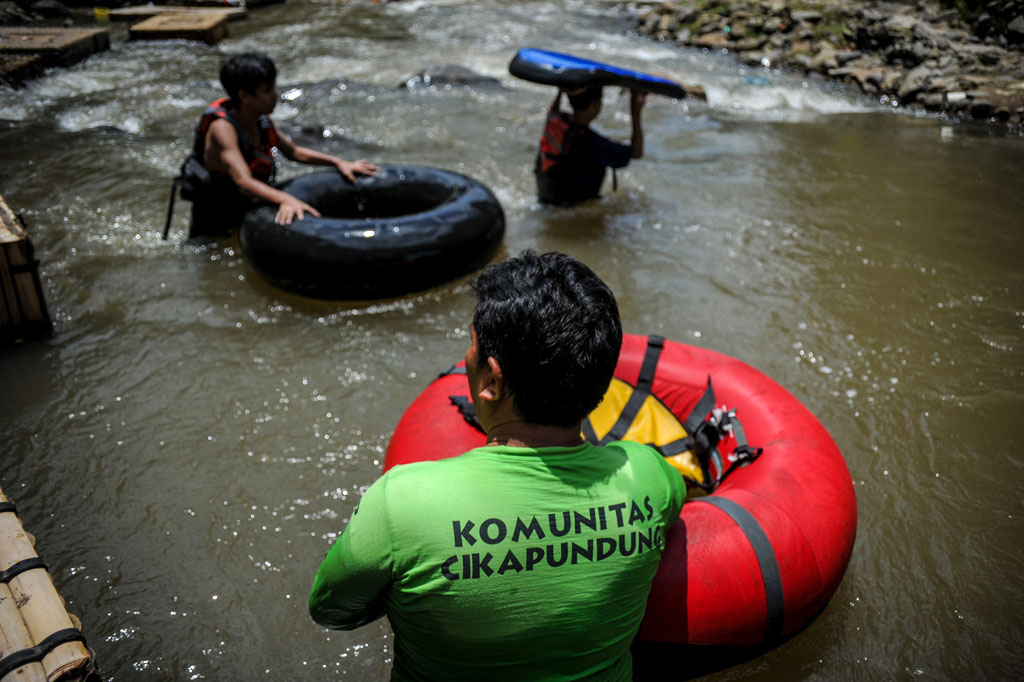 Komunitas Sungai Cikapundung beinisiatif untuk mengajak warga setempat untuk menyusuri Sungai Cikapundung guna memberikan wisata gratis saat libur panjang cuti bersama. 
