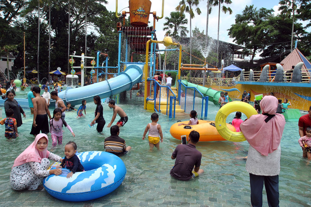 Sejumlah pengunjung bermain air di The Jungle Waterpark, Kota Bogor, Jawa Barat, Sabtu, 31 Oktober 2020.
