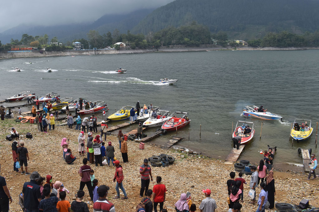 Wisatawan menikmati keindahan Telaga Sarangan, Kabupaten Magetan, Jawa Timur, Sabtu, 31 Oktober 2020. Dinas Pariwisata setempat memprediksi jumlah kunjungan wisata ke kawasan telaga yang berada di lereng Gunung Lawu tersebut selama lima hari masa libur panjang memperingati Maulid Nabi Muhammad SAW dan cuti bersama 28 Oktober-1 November sebanyak 25 ribu orang. Puncaknya terjadi pada Kamis, 29 Oktober sebanyak 9.017 orang wisatawan. ANTARA FOTO/Siswowidodo