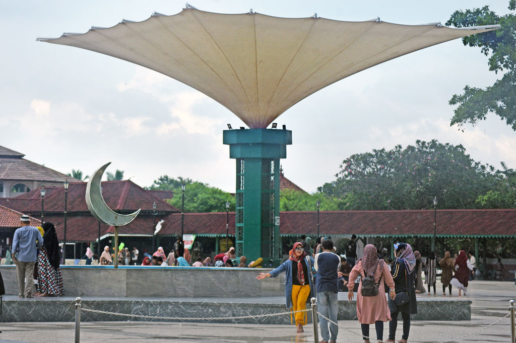 Wisatawan berkunjung ke kompleks Masjid Agung Kesultanan Banten di Kasemen, Serang, Banten, Sabtu, 31 Oktober 2020. Sejumlah objek wisata di pesisir utara dan barat Banten ramai dikunjungi wisatawan domestik dari berbagai daerah yang memanfaatkan masa cuti bersama dan libur panjang Maulid Nabi Muhammad SAW. ANTARA FOTO/Asep Fathulrahman