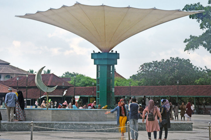 Wisatawan berkunjung ke kompleks Masjid Agung Kesultanan Banten di Kasemen, Serang, Banten, Sabtu, 31 Oktober 2020. Sejumlah objek wisata di pesisir utara dan barat Banten ramai dikunjungi wisatawan domestik dari berbagai daerah yang memanfaatkan masa cuti bersama dan libur panjang Maulid Nabi Muhammad SAW. ANTARA FOTO/Asep Fathulrahman