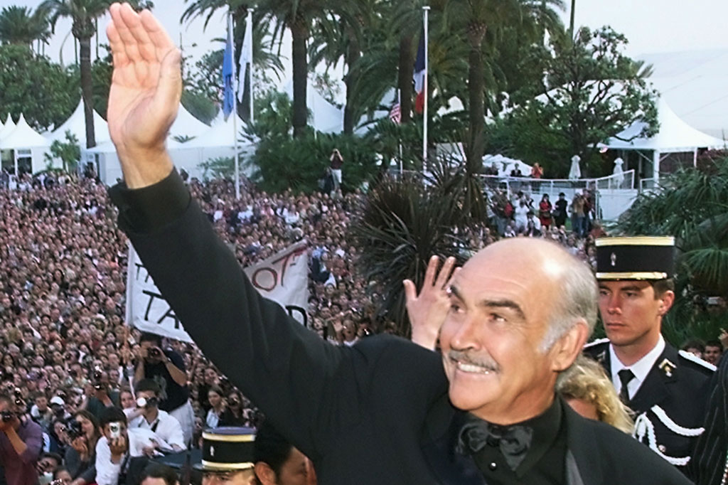 Connery menyabet piala Oscar pada 1988 untuk aktor pendukung terbaik dalam perannya sebagai polisi Irlandia di film 'The Untouchables'.