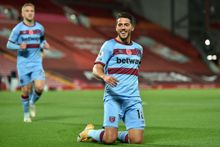 Pablo Fornals melakukan selebrasi usai mencetak gol ke gawang Liverpool. AFP Photo/Peter Powell