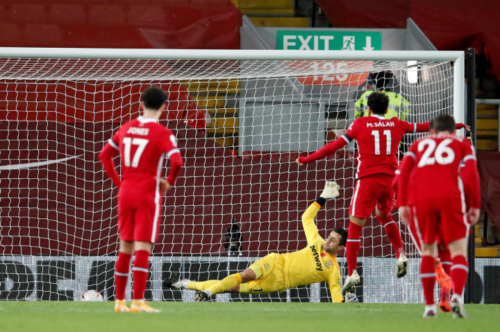 Namun, Liverpool mampu menyamakan skor lewat penalti Mohamed Salah. AFP Photo/Clive Brunskill