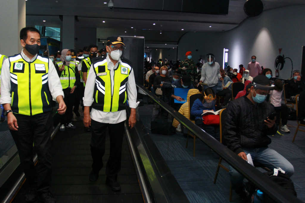 Menhub memberikan apresiasi kepada Angkasa Pura II selaku pengelola bandara Soekarno Hatta dan petugas Kantor Kesehatan Pelabuhan (KKP) Soekarno Hatta dan pihak terkait dalam melayani penumpang pesawat saat libur panjang di masa pandemi Covid-19. 