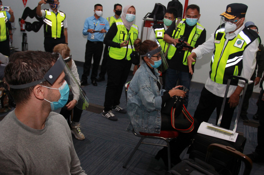 Menteri Perhubungan Budi Karya Sumadi (kanan) berbincang dengan penumpang yang baru saja mendarat saat meninjau langsung arus balik libur panjang di Terminal 3 Bandara Soekarno Hatta, Tangerang, Banten.

