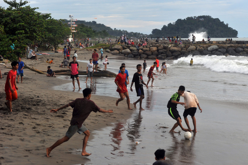 Masa libur panjang dimanfaatkan warga Padang dan sekitarnya untuk berwisata dengan mengunjungi Pantai Padang.