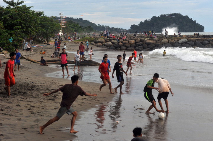 Masa libur panjang dimanfaatkan warga Padang dan sekitarnya untuk berwisata dengan mengunjungi Pantai Padang.