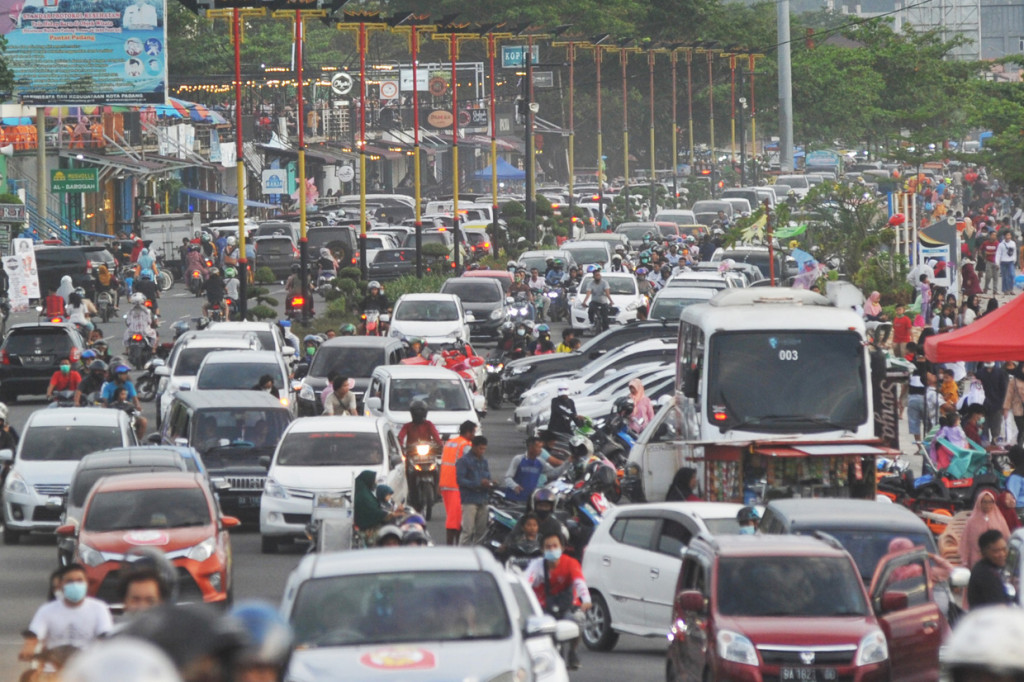 Sejumlah pengunjung memadati kawasan Pantai Padang, Sumatera Barat.
