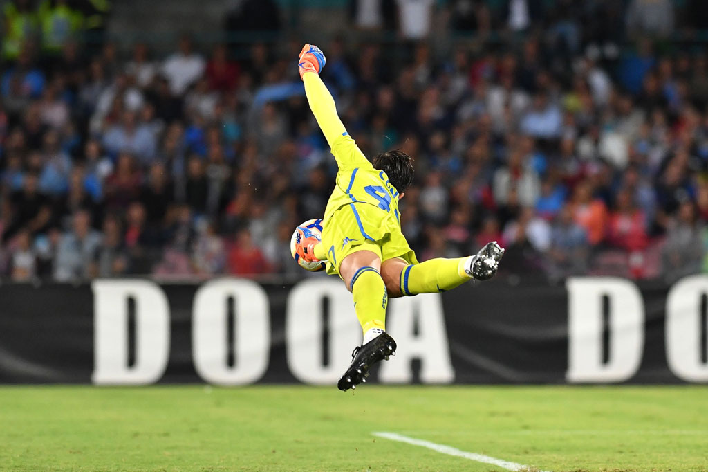 Napoli sebenarnya menguasai jalannya pertandingan sejak awal laga. Dries Mertens melepaskan sepakan dari jarak jauh namun masih melebar. Sedangkan peluang Victor Osimhen digagalkan kiper Sassuolo Andrea Consigli.