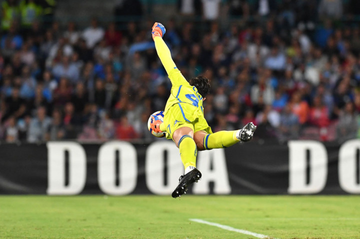 Napoli sebenarnya menguasai jalannya pertandingan sejak awal laga. Dries Mertens melepaskan sepakan dari jarak jauh namun masih melebar. Sedangkan peluang Victor Osimhen digagalkan kiper Sassuolo Andrea Consigli.