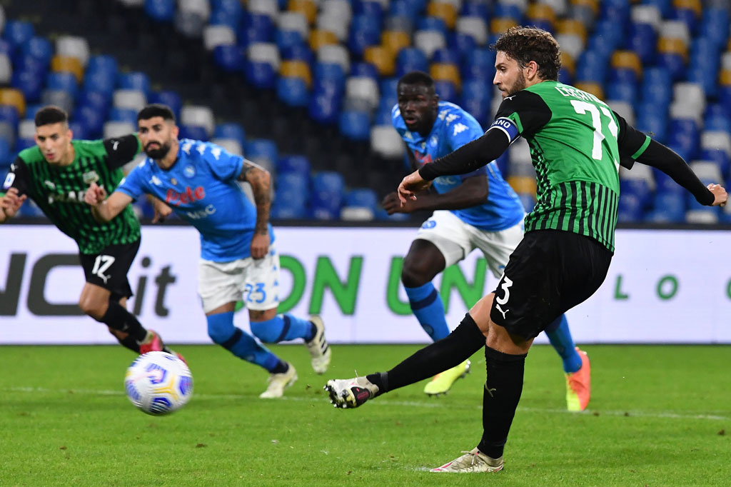 Permainan berubah setelah turun minum. Wasit menggunakan VAR untuk meninjau potensi pelanggaran di dalam kotak penalti Napoli. Ia kemudian memutuskan Giovanni Di Lorenzo melanggar Giacomo Raspadori dan menjatuhkan hukuman penalti kepada Napoli. Eksekutor Sassuolo, kapten Manuel Locatelli, sukses mengecoh Ospina dan membawa timnya memimpin 1-0.