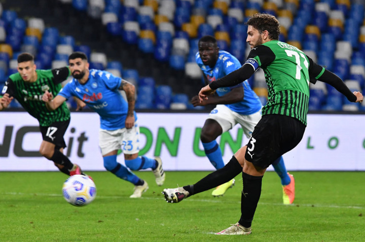 Permainan berubah setelah turun minum. Wasit menggunakan VAR untuk meninjau potensi pelanggaran di dalam kotak penalti Napoli. Ia kemudian memutuskan Giovanni Di Lorenzo melanggar Giacomo Raspadori dan menjatuhkan hukuman penalti kepada Napoli. Eksekutor Sassuolo, kapten Manuel Locatelli, sukses mengecoh Ospina dan membawa timnya memimpin 1-0.