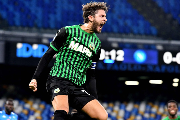 Manuel Locatelli melakukan selebasi usai menjebol gawang tuan rumah.