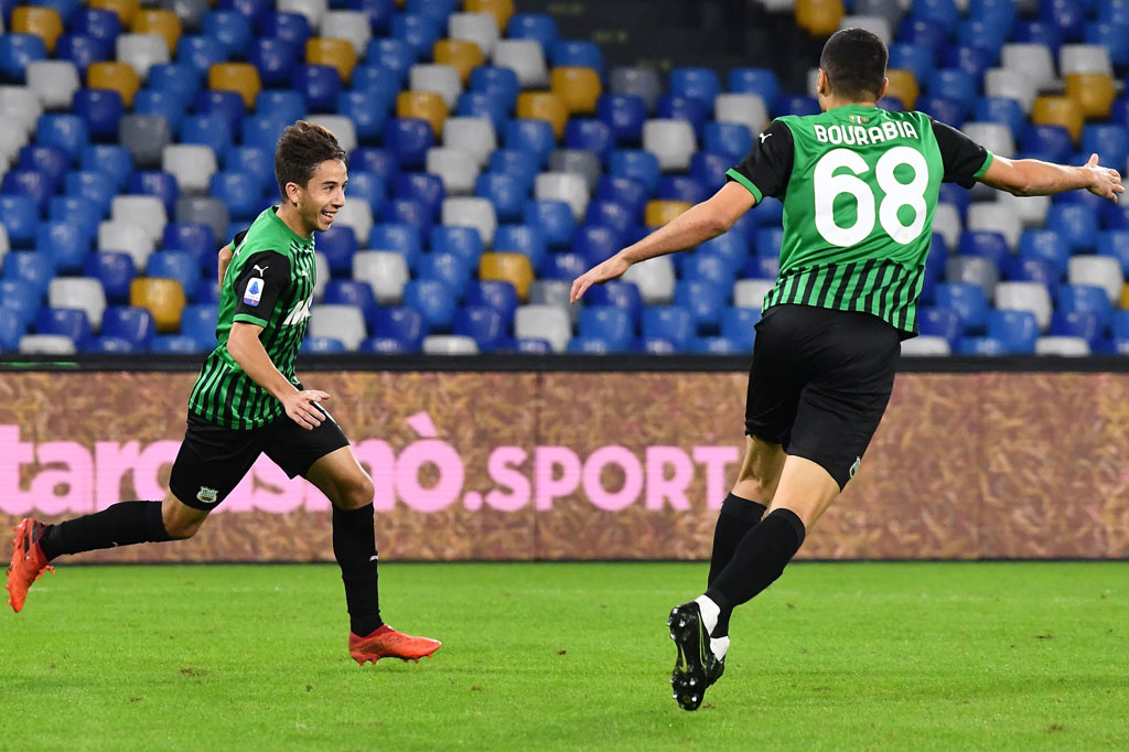 Tim tamu justru menggandakan keunggulan pada menit ke-90. Gol tersebut sedikit kontroversi. Saat Osimhen memprotes wasit karena kausnya ditarik oleh Marlon, Sassuolo melakukan serangan balik dan Maxime Lopez melaju cepat dan melewati para pemain Napoli sebelum memaksa Ospina memungut bola dari dalam gawang untuk kedua kalinya.
