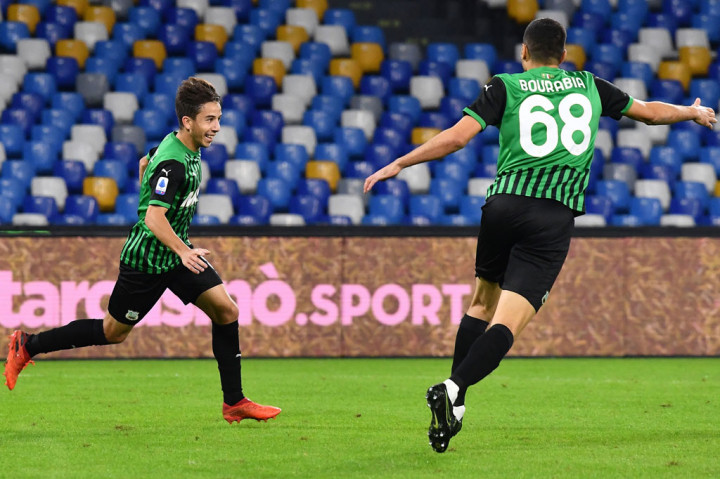 Tim tamu justru menggandakan keunggulan pada menit ke-90. Gol tersebut sedikit kontroversi. Saat Osimhen memprotes wasit karena kausnya ditarik oleh Marlon, Sassuolo melakukan serangan balik dan Maxime Lopez melaju cepat dan melewati para pemain Napoli sebelum memaksa Ospina memungut bola dari dalam gawang untuk kedua kalinya.