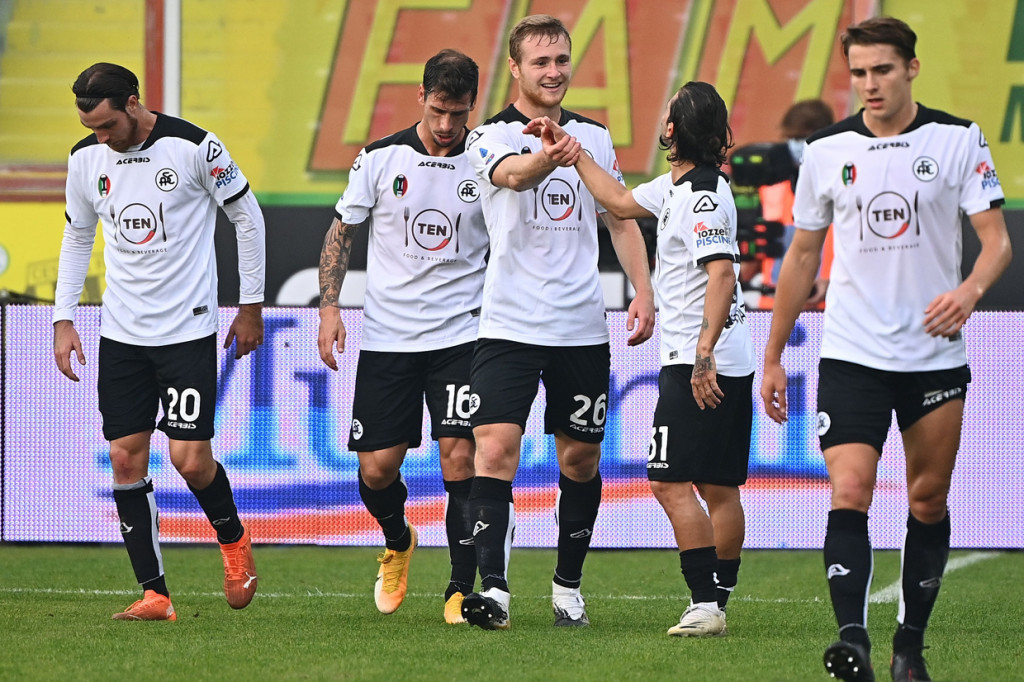 Spezia berhasil memaksa hasil imbang 1-1 di babak pertama lewat gol Tommaso Pobega.
