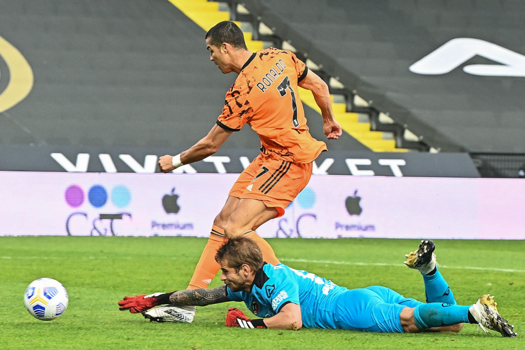 Memasuki paruh kedua, Juventus memasukkan Cristiano Ronaldo untuk menggantikan Paulo Dybala. Ini merupakan pertandingan pertama Ronaldo sejak dinyatakan positif Covid-19 pada 13 Oktober 2020.