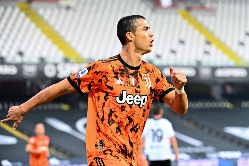 Baru tiga menit di lapangan, Ronaldo mencetak gol untuk membuat Juve unggul 2-1. 