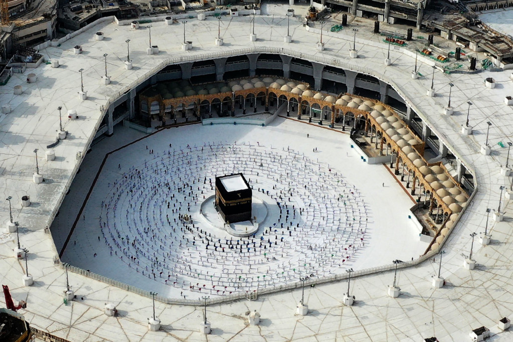 Umat muslim dari berbagai negara diperbolehkan masuk ke Masjidil Haram di Mekkah, untuk pertama kalinya sejak ibadah tersebut dihentikan tujuh bulan lalu akibat pandemi virus korona (Covid-19).
