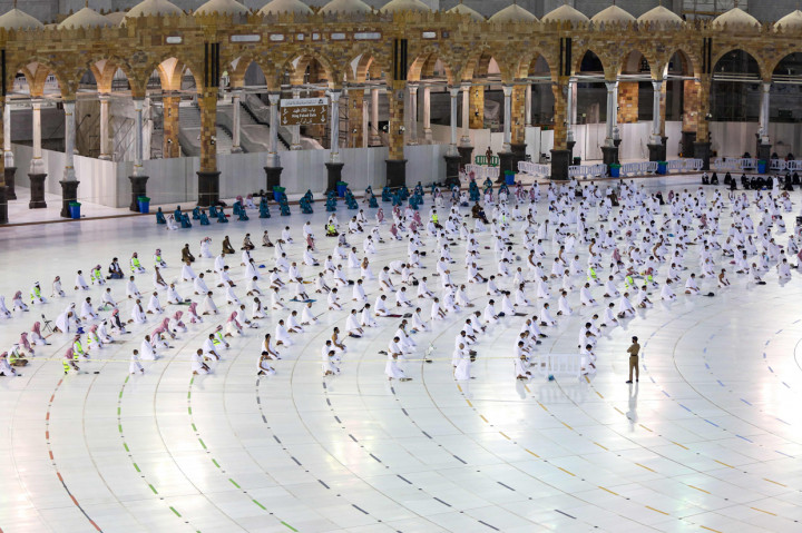Arab Saudi secara bertahap membuka kembali masjid-masjidnya sebagai bagian dari pelonggaran pembatasan di seluruh kerajaan.