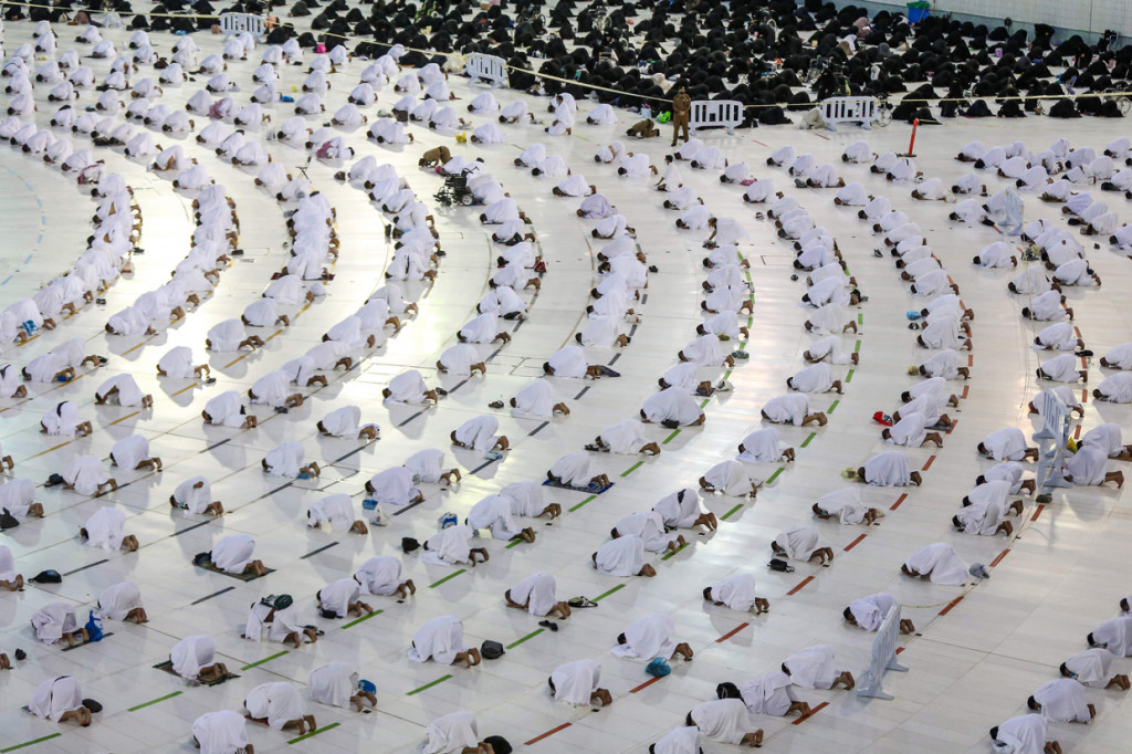 Sejak Minggu, 1 November 2020, sekitar 10.000 umat Muslim dari luar negeri diizinkan untuk menjalankan ibadah umrah.