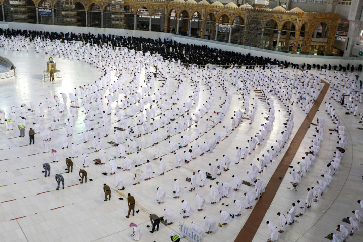 Namun, mereka wajib untuk melakukan isolasi diri selama tiga hari setelah tiba di Arab Saudi sebelum diperbolehkan untuk mengelilingi Ka'bah, tempat suci umat Islam yang berada di pusat Masjidil Haram.