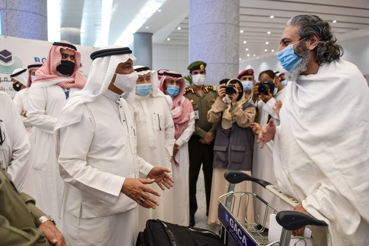 Para jemaah juga diwajibkan menggunakan masker.