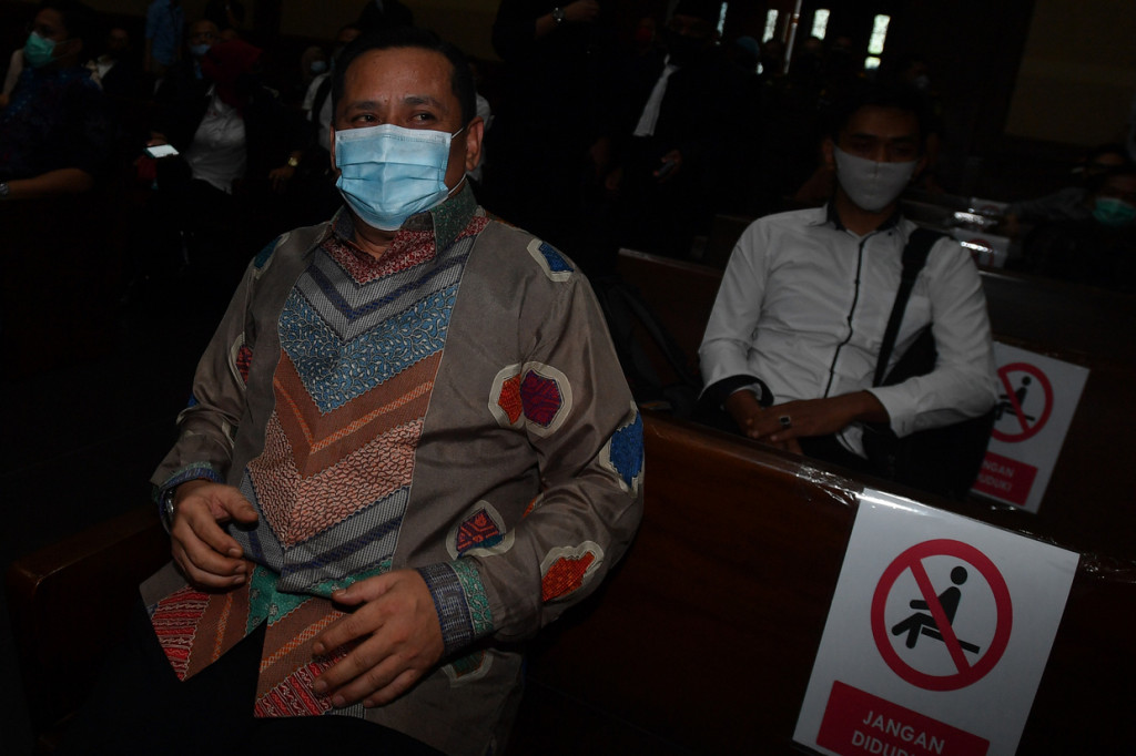 Tersangka kasus dugaan suap penghapusan red notice Djoko Tjandra, Irjen Pol Napoleon Bonaparte (kiri) duduk menunggu untuk menjalani sidang dakwaan di Pengadilan Tipikor, Jakarta. 