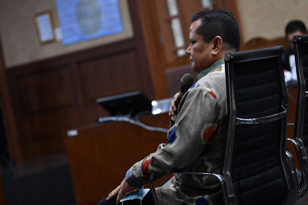 Irjen Napoleon Bonaparte didakwa menerima suap dari Djoko Tjandra. 