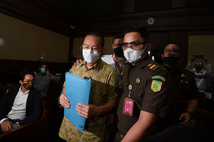 Terpidana kasus cessie Bank Bali Djoko Tjandra (kedua kiri) tiba untuk menjalani sidang dakwaan dalam perkara dugaan suap kepada jaksa dan perwira tinggi Polri serta pemufakatan jahat di Pengadilan Tipikor, Jakarta.
