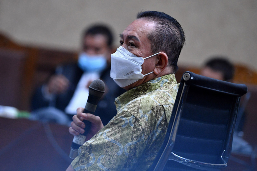 Djoko Tjandra didakwa menyuap jaksa Pinangki Sirna Malasari sebesar 500 ribu dolar Singapura, mantan Kepala Divisi Hubungan Internasional Polri Irjen Pol Napoleon Bonaparte 200 ribu dolar Singapura dan 270 ribu dolar AS serta mantan Kakorwas PPNS Bareskrim Polri Brigjen Pol Prasetijo Utomo senilai 150 ribu dolar AS.