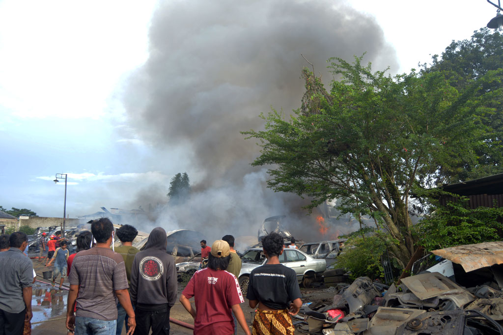 Kebakaran melanda bengkel mobil bekas di Jalan Raya Parung-Bogor, Desa Jabon Mekar, Parung, Bogor, Jawa Barat, Senin, 2 November 2020 sore.