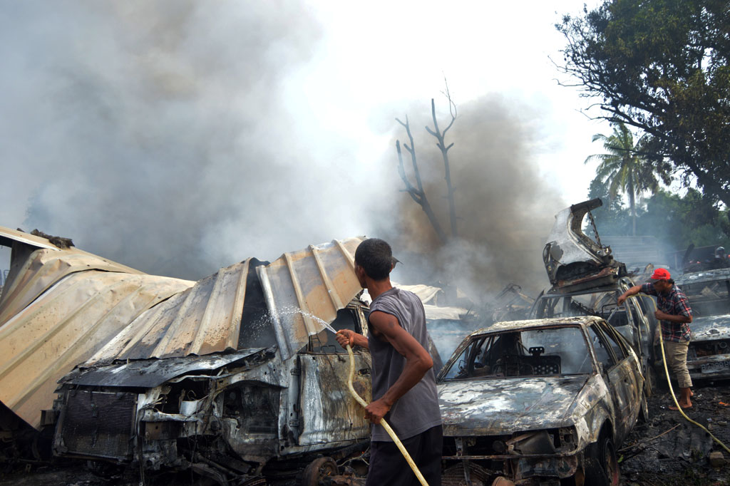 Petugas pemadam kebakaran dari Kota Depok, Kota Bogor, dan Kabupaten Bogor, Jawa Barat dikerahkan untuk memadamkan api. 