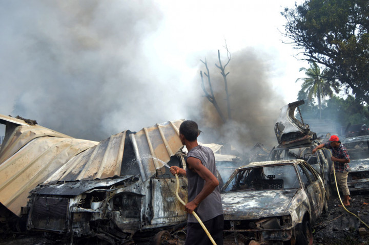 Petugas pemadam kebakaran dari Kota Depok, Kota Bogor, dan Kabupaten Bogor, Jawa Barat dikerahkan untuk memadamkan api. 